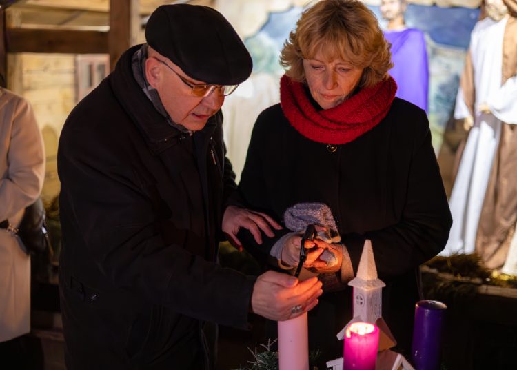 A polgármester és a püspök közösen gyújtotta meg a negyedik gyertyát – képekkel