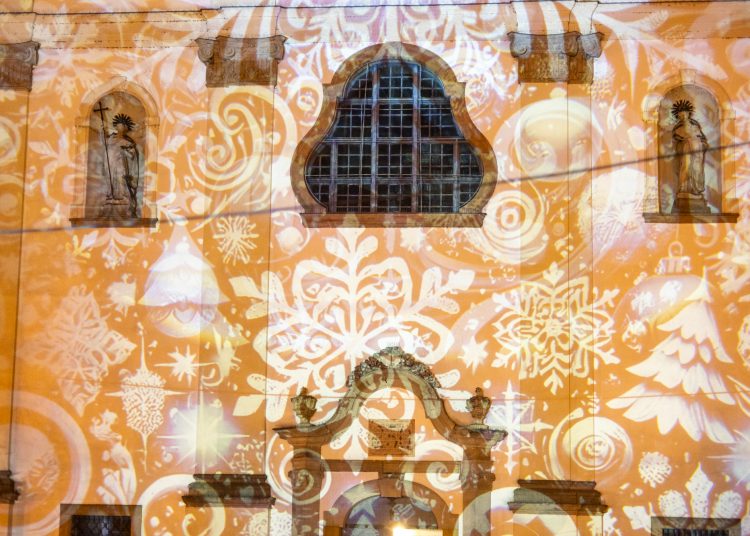 Galéria az állatsimogatóról, a Komédiás Kompánia előadásáról és a fényfestésről