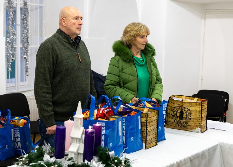 Élelmiszert osztott a váci önkormányzat a rászorulóknak – képekkel