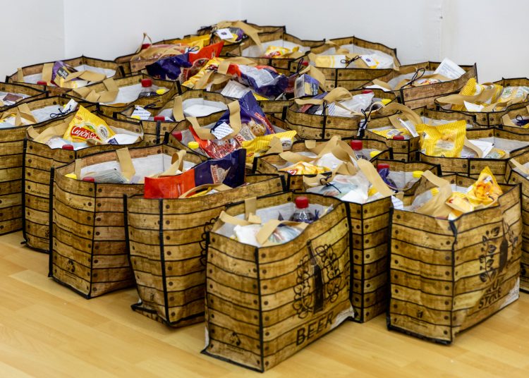 Élelmiszert osztott a váci önkormányzat a rászorulóknak – képekkel