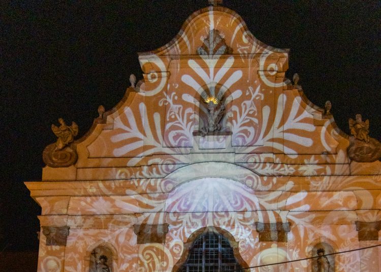 Galéria az állatsimogatóról, a Komédiás Kompánia előadásáról és a fényfestésről