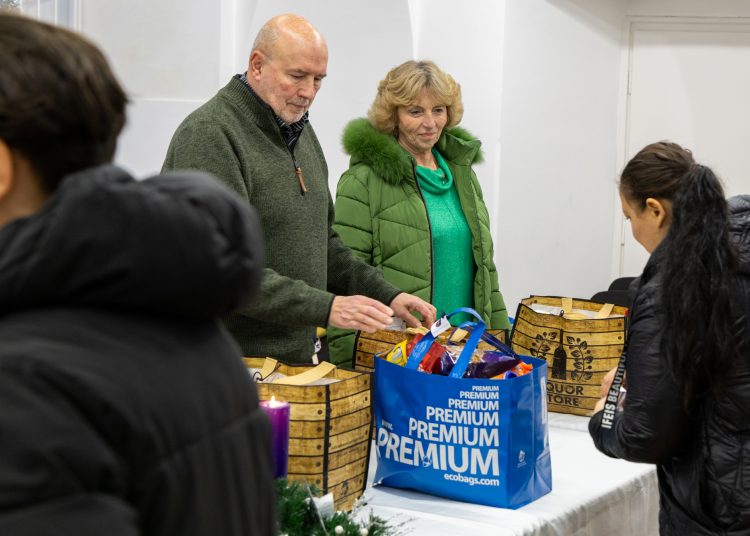 Élelmiszert osztott a váci önkormányzat a rászorulóknak – képekkel