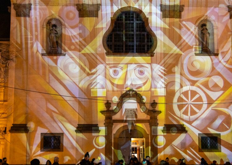 Galéria az állatsimogatóról, a Komédiás Kompánia előadásáról és a fényfestésről