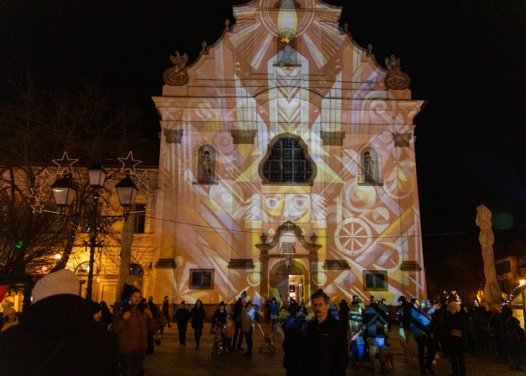 Galéria az állatsimogatóról, a Komédiás Kompánia előadásáról és a fényfestésről