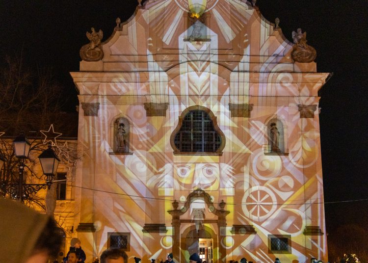 Galéria az állatsimogatóról, a Komédiás Kompánia előadásáról és a fényfestésről