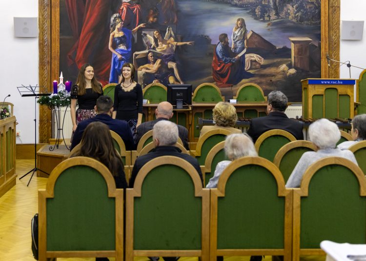 Rajztanárnőt, zeneművészt és a Foci Büfé tulajdonosát tüntette ki Vác polgármestere – galéria