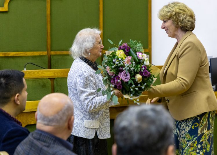 Rajztanárnőt, zeneművészt és a Foci Büfé tulajdonosát tüntette ki Vác polgármestere – galéria