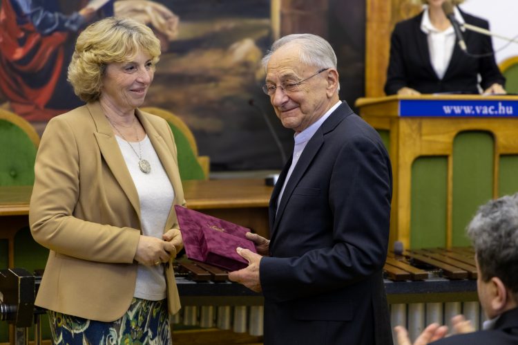 Rajztanárnőt, zeneművészt és a Foci Büfé tulajdonosát tüntette ki Vác polgármestere – galéria