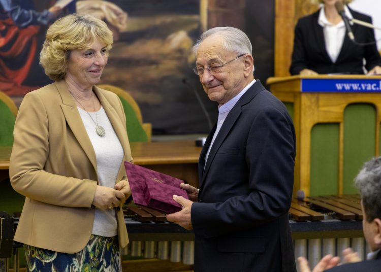 Rajztanárnőt, zeneművészt és a Foci Büfé tulajdonosát tüntette ki Vác polgármestere – galéria