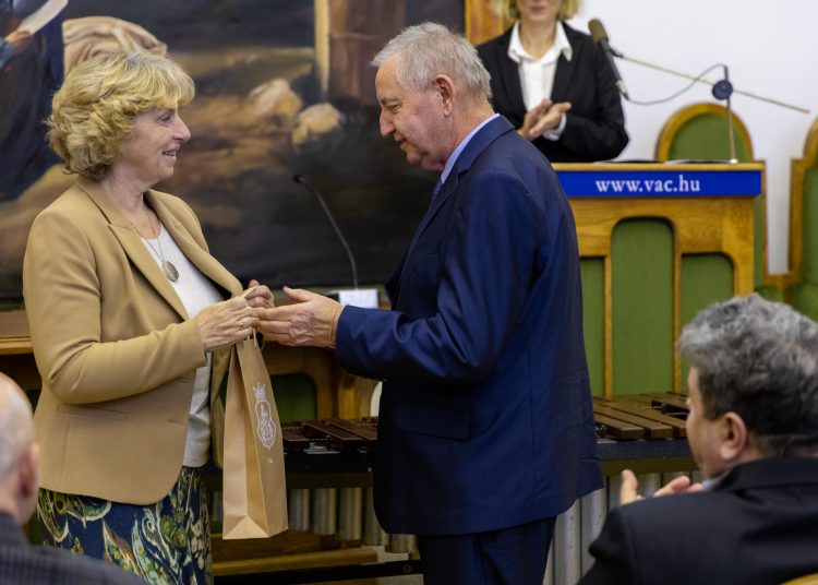 Rajztanárnőt, zeneművészt és a Foci Büfé tulajdonosát tüntette ki Vác polgármestere – galéria