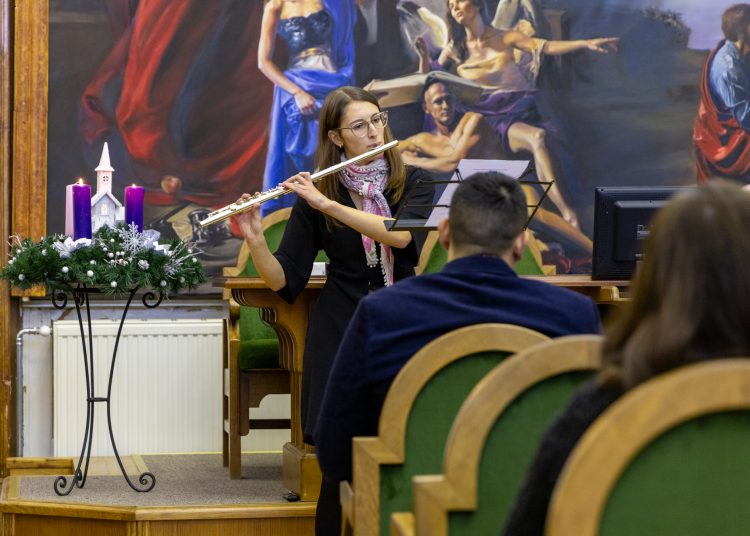 Rajztanárnőt, zeneművészt és a Foci Büfé tulajdonosát tüntette ki Vác polgármestere – galéria