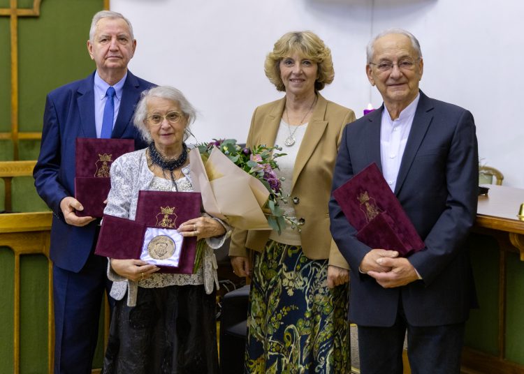 Rajztanárnőt, zeneművészt és a Foci Büfé tulajdonosát tüntette ki Vác polgármestere – galéria