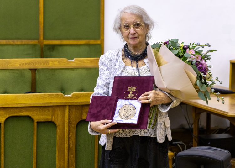 Rajztanárnőt, zeneművészt és a Foci Büfé tulajdonosát tüntette ki Vác polgármestere – galéria