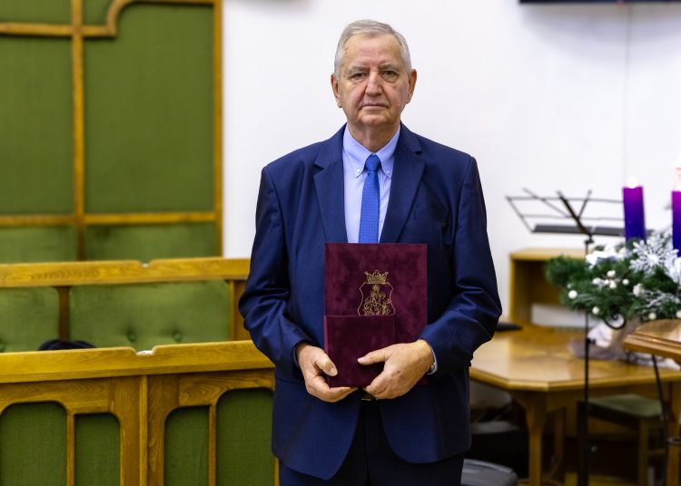 Rajztanárnőt, zeneművészt és a Foci Büfé tulajdonosát tüntette ki Vác polgármestere – galéria