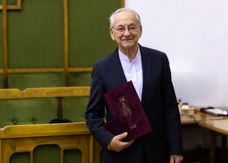 Rajztanárnőt, zeneművészt és a Foci Büfé tulajdonosát tüntette ki Vác polgármestere – galéria