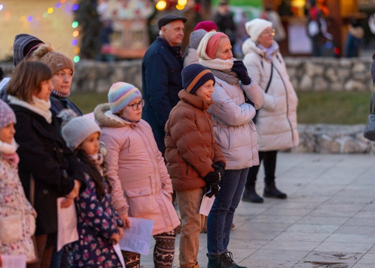 Galéria a vasárnapi közös éneklésről