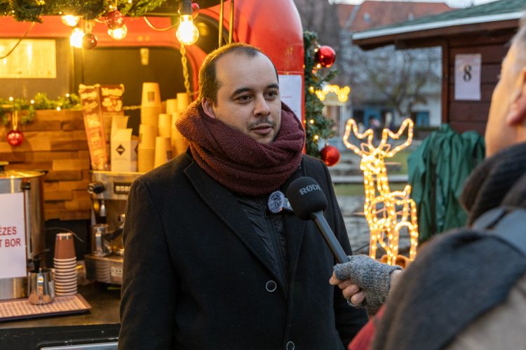 Vasárnap Kovács András operaénekes is ellátogatott a főtérre – videóval