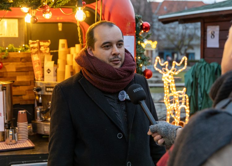 Vasárnap Kovács András operaénekes is ellátogatott a főtérre – videóval
