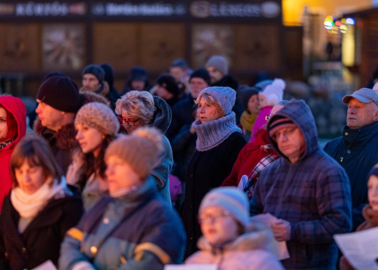 Galéria a vasárnapi közös éneklésről
