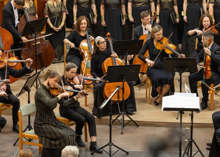 Rengetegen voltak kíváncsiak a Vác Civitas Szimfonikus Zenekar és a Vox Humana Énekkar közös koncertjére – képekkel