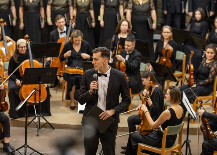 Rengetegen voltak kíváncsiak a Vác Civitas Szimfonikus Zenekar és a Vox Humana Énekkar közös koncertjére – képekkel