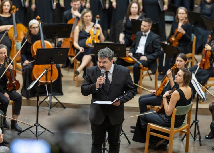 Rengetegen voltak kíváncsiak a Vác Civitas Szimfonikus Zenekar és a Vox Humana Énekkar közös koncertjére – képekkel