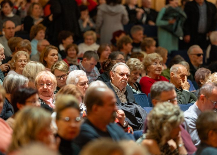 Máté Péterrel ünnepelték a karácsonyt a váci idősek – galéria