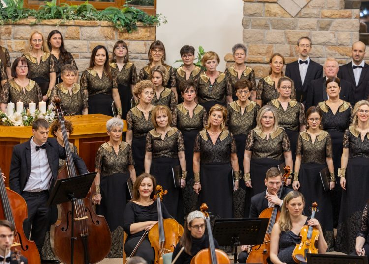 Rengetegen voltak kíváncsiak a Vác Civitas Szimfonikus Zenekar és a Vox Humana Énekkar közös koncertjére – képekkel