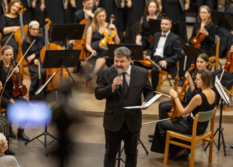 Rengetegen voltak kíváncsiak a Vác Civitas Szimfonikus Zenekar és a Vox Humana Énekkar közös koncertjére – képekkel