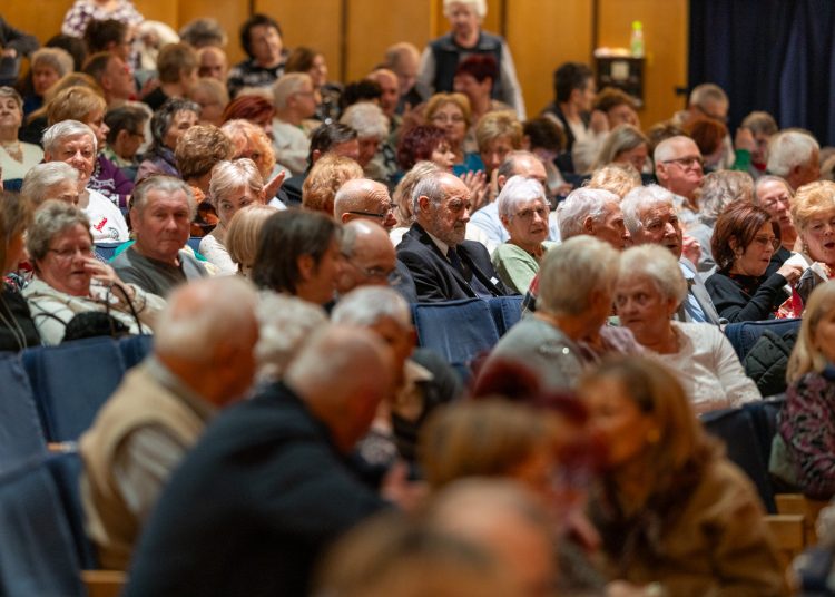 Máté Péterrel ünnepelték a karácsonyt a váci idősek – galéria