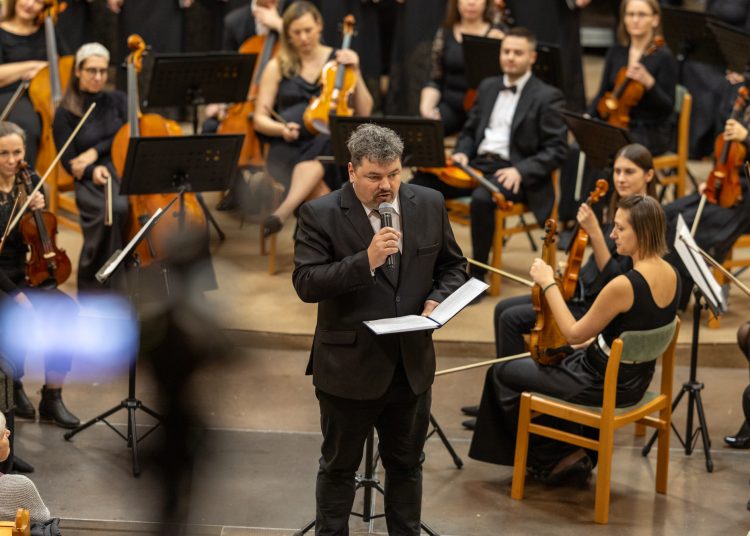 Rengetegen voltak kíváncsiak a Vác Civitas Szimfonikus Zenekar és a Vox Humana Énekkar közös koncertjére – képekkel