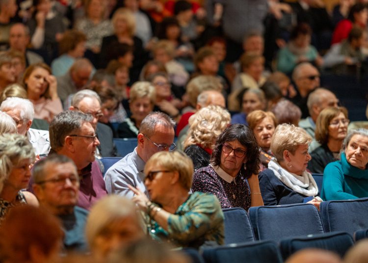 Máté Péterrel ünnepelték a karácsonyt a váci idősek – galéria