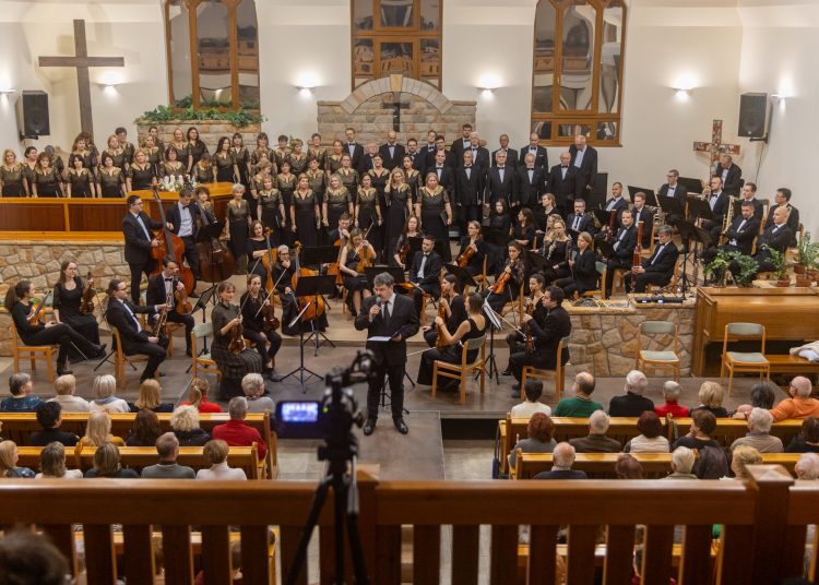 Rengetegen voltak kíváncsiak a Vác Civitas Szimfonikus Zenekar és a Vox Humana Énekkar közös koncertjére – képekkel