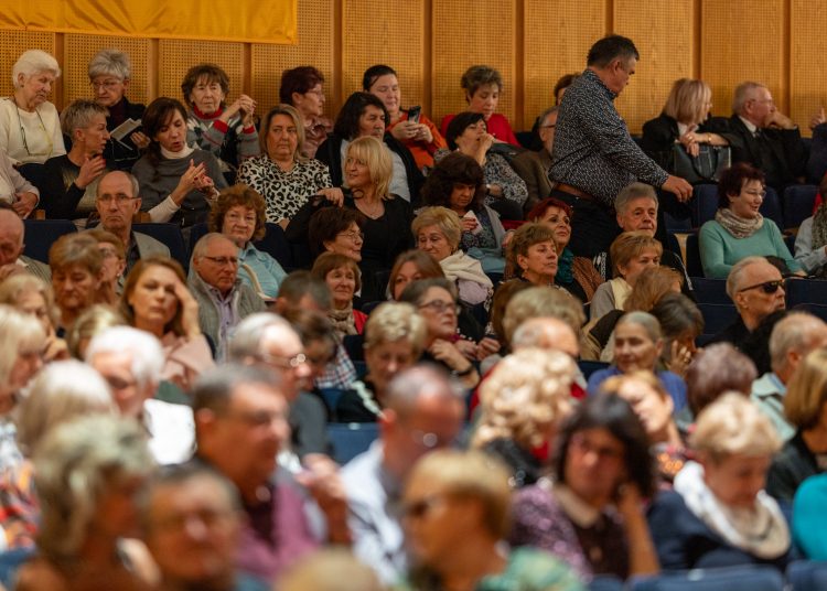 Máté Péterrel ünnepelték a karácsonyt a váci idősek – galéria