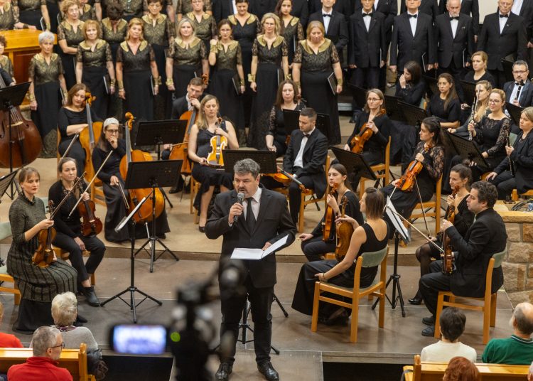 Rengetegen voltak kíváncsiak a Vác Civitas Szimfonikus Zenekar és a Vox Humana Énekkar közös koncertjére – képekkel