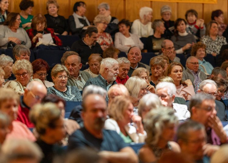 Máté Péterrel ünnepelték a karácsonyt a váci idősek – galéria