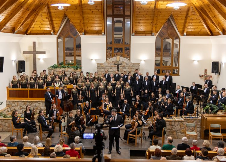 Rengetegen voltak kíváncsiak a Vác Civitas Szimfonikus Zenekar és a Vox Humana Énekkar közös koncertjére – képekkel