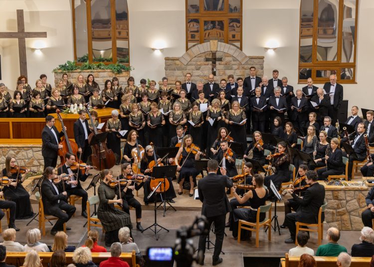 Rengetegen voltak kíváncsiak a Vác Civitas Szimfonikus Zenekar és a Vox Humana Énekkar közös koncertjére – képekkel