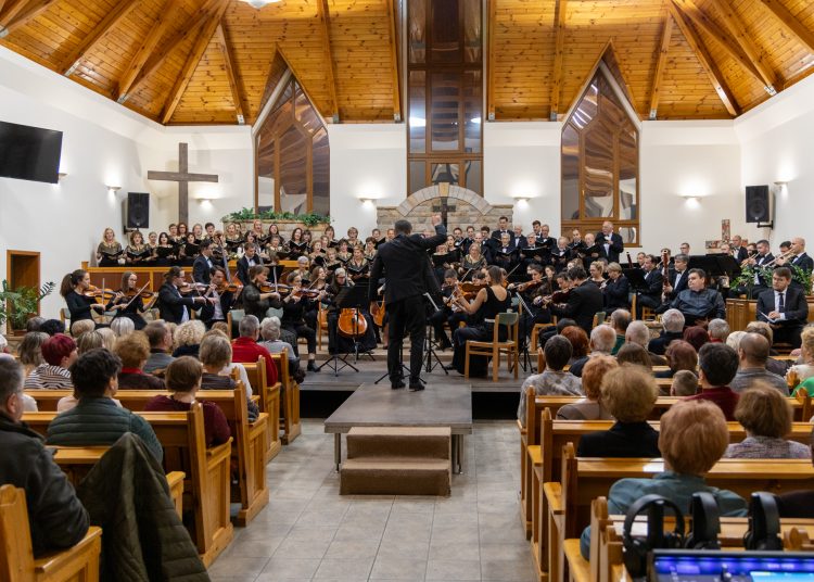 Rengetegen voltak kíváncsiak a Vác Civitas Szimfonikus Zenekar és a Vox Humana Énekkar közös koncertjére – képekkel