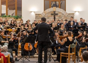 Rengetegen voltak kíváncsiak a Vác Civitas Szimfonikus Zenekar és a Vox Humana Énekkar közös koncertjére – képekkel