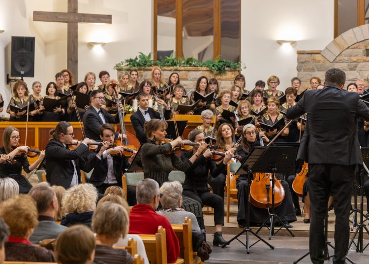 Rengetegen voltak kíváncsiak a Vác Civitas Szimfonikus Zenekar és a Vox Humana Énekkar közös koncertjére – képekkel