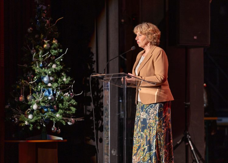 Máté Péterrel ünnepelték a karácsonyt a váci idősek – galéria