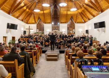 Rengetegen voltak kíváncsiak a Vác Civitas Szimfonikus Zenekar és a Vox Humana Énekkar közös koncertjére – képekkel