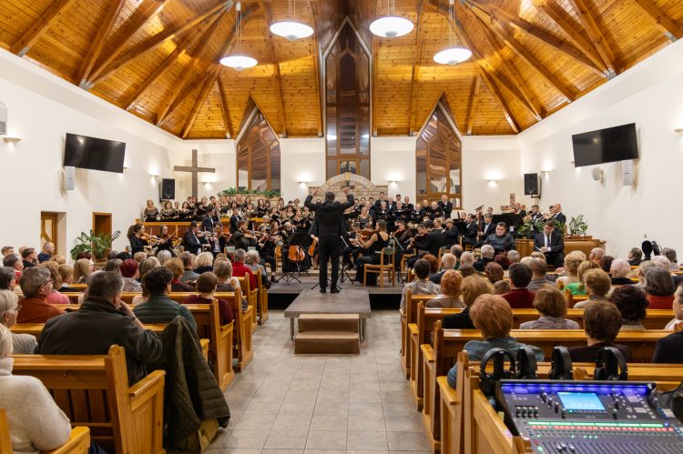 Rengetegen voltak kíváncsiak a Vác Civitas Szimfonikus Zenekar és a Vox Humana Énekkar közös koncertjére – képekkel