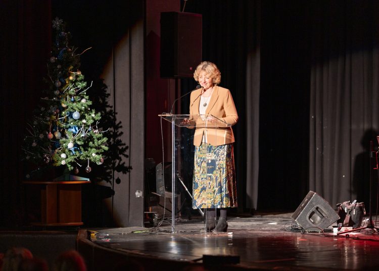 Máté Péterrel ünnepelték a karácsonyt a váci idősek – galéria