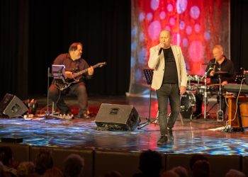 Máté Péterrel ünnepelték a karácsonyt a váci idősek – galéria