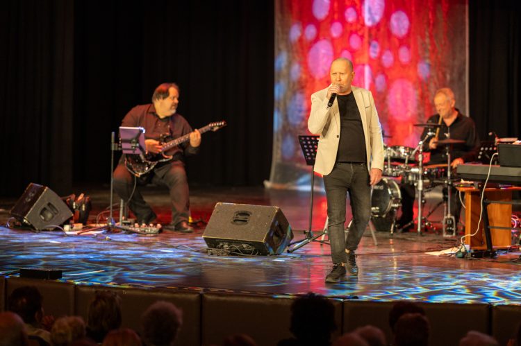 Máté Péterrel ünnepelték a karácsonyt a váci idősek – galéria