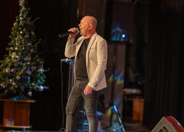 Máté Péterrel ünnepelték a karácsonyt a váci idősek – galéria