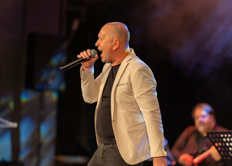 Máté Péterrel ünnepelték a karácsonyt a váci idősek – galéria