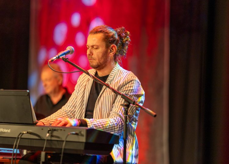 Máté Péterrel ünnepelték a karácsonyt a váci idősek – galéria